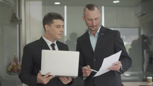 Two Excited Top Financial Managers Holding Laptop Looking Documents Celebrating — Vídeo de Stock