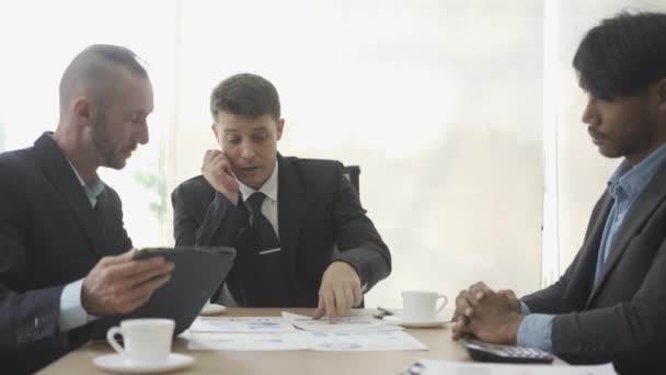 Trois Hommes Affaires Discutant Accord Lors Une Réunion Affaires Costume — Video