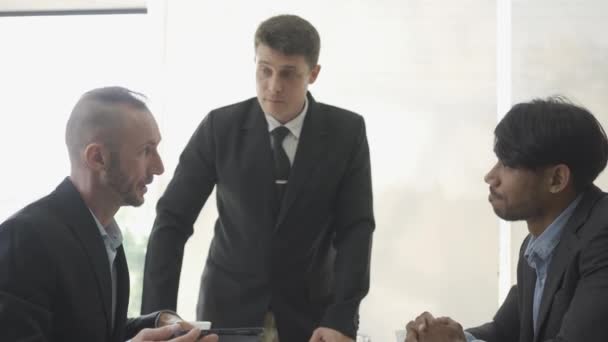 Три Бізнесмени Які Обговорюють Угоду Діловій Зустрічі Судах Беруть Себе — стокове відео