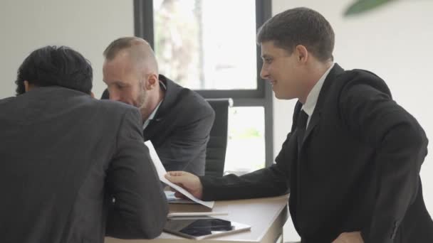 Drei Geschäftsleute Diskutieren Bei Einem Geschäftstreffen Anzug Und Krawatte Über — Stockvideo