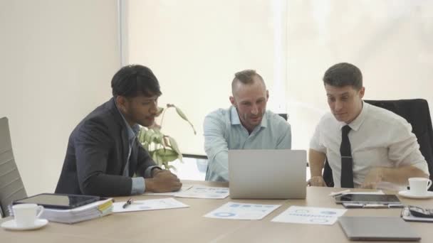Três Empresários Tendo Uma Reunião Negócios Negociando Para Chegar Acordo — Vídeo de Stock