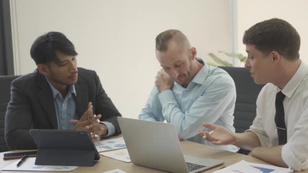 Tre Affärsmän Som Har Ett Affärsmöte Förhandlar Att Överenskommelse Diskutera — Stockvideo