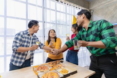 İtalyan Pizza Hand yiyen bir grup çalışan öğle yemeği ya da akşam yemeği dükkanında pizza seçtiler. Lezzetli deniz ürünleri sosu. Geleneksel İtalyan fast food 'u ahşap masada şarap içerek..