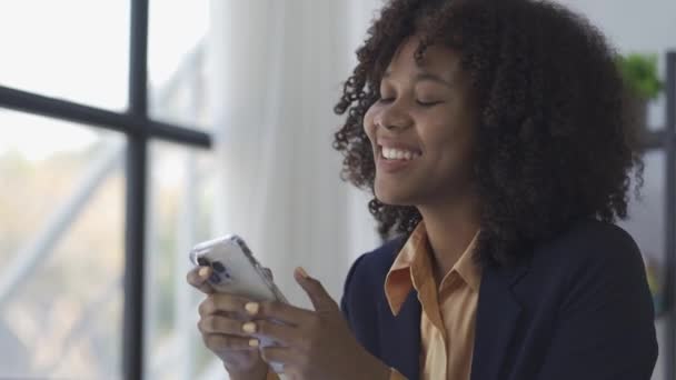 Femeie Afaceri Care Utilizează Smartphone Inteligent Care Lucrează Documente Financiare — Videoclip de stoc