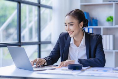Finans ve vergi sistemi kavramı, dizüstü bilgisayarda çalışan güzel gülümseyen Asyalı iş kadını emlak yatırım hesabı analizi raporu oluştur