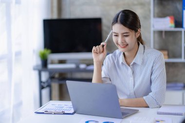 Şirket çalışanı muhasebe belgeleriyle çalışıyor, finansal verileri ya da pazarlama raporlarını kontrol ediyor. Çevrimiçi toplantılarda belge yönetimi