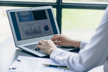 Vergiler ve harcamalarla ilgili ev finansmanı üzerinde çalışan bir iş adamı dizüstü bilgisayarda klavye kullanıyor