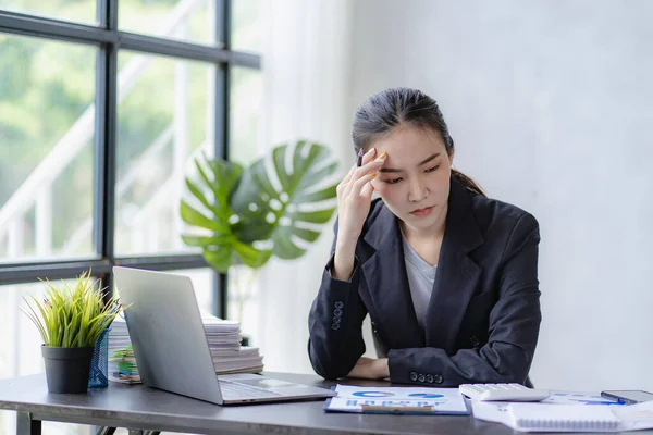 Asiatische Geschäftsfrau Hält Den Kopf Wegen Kopfschmerzen Bei Der Arbeit — Stockfoto