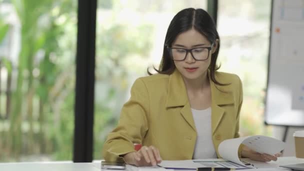 Fiatal Ázsiai Női Könyvelő Dolgozik Dokumentumok Munkahelyi Elfoglalt Dolgozik Pénzügyi — Stock videók