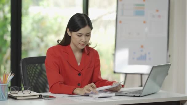Akuntan Perempuan Asia Muda Bekerja Dengan Dokumen Tempat Kerja Sibuk — Stok Video