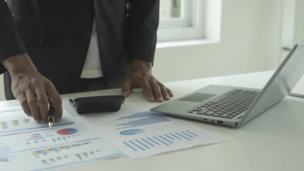 ビジネス会計の概念 ラップトップコンピュータで計算機を使用しているビジネスマン オフィスで財務と会計データの予算作成作業 — ストック動画