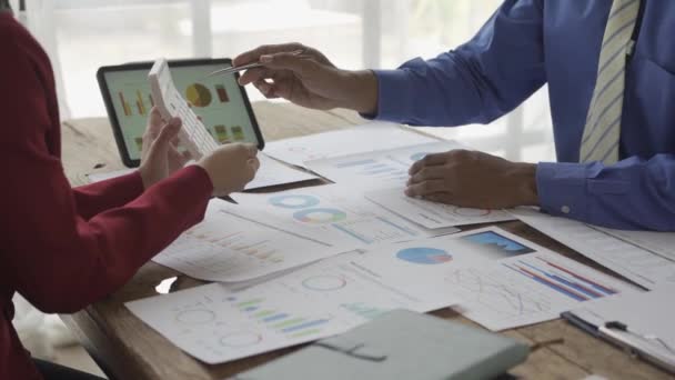 男性と女性のビジネスチームは 財務データとグラフタブレットで作業を分析する議論 成長に関するレポート マーケティング 会社の利益のための計画戦略 Vdo — ストック動画