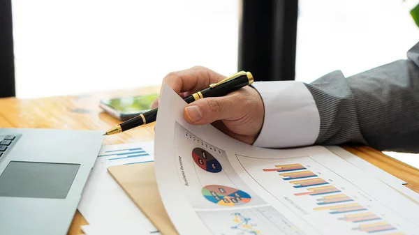 Business Finance Manager Posiadający Dokument Wykresu Finansowego Analizy Miesięcznych Wydatków — Zdjęcie stockowe