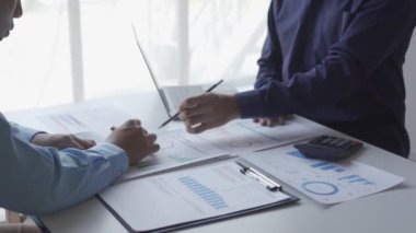 İki zeki Kafkas işadamı raporda mali verileri tartışıyor, yatırımcı ikili beyin fırtınası yapıyor ve mali istatistik haritası verilerini ofisteki toplantı odasında birlikte planlıyorlar..