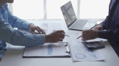 İki zeki Kafkas işadamı raporda mali verileri tartışıyor, yatırımcı ikili beyin fırtınası yapıyor ve mali istatistik haritası verilerini ofisteki toplantı odasında birlikte planlıyorlar..