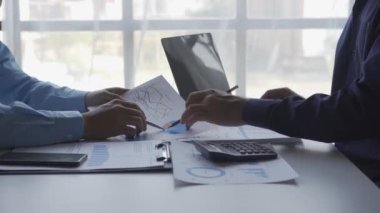İki zeki Kafkas işadamı raporda mali verileri tartışıyor, yatırımcı ikili beyin fırtınası yapıyor ve mali istatistik haritası verilerini ofisteki toplantı odasında birlikte planlıyorlar..