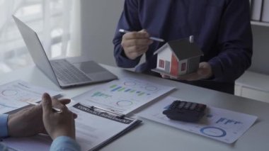 İki zeki Kafkas işadamı raporda mali verileri tartışıyor, yatırımcı ikili beyin fırtınası yapıyor ve mali istatistik haritası verilerini ofisteki toplantı odasında birlikte planlıyorlar..