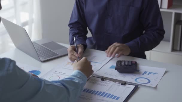 Smarte Kaukasiske Forretningsmænd Taler Diskuterer Finansielle Data Rapporten Investor Duo – Stock-video