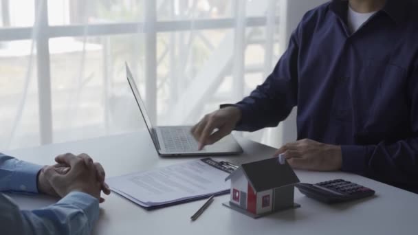 Gayrimenkul Işi Toplantısı Iki Adamı Ofiste Satışını Tartışıyor — Stok video