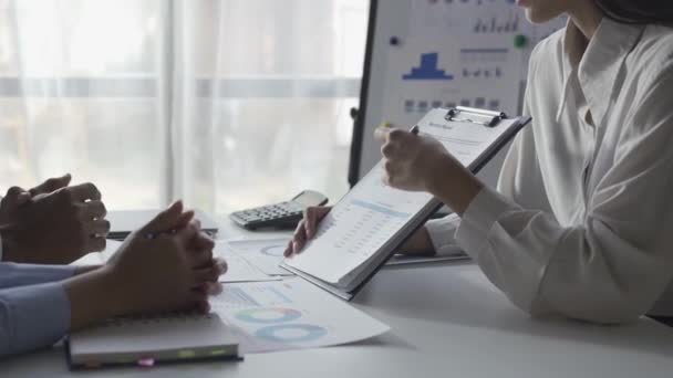 Asijský Podnikatel Brainstorming Detailní Záběr Statistické Analýzy Plán Setkání Vedoucí — Stock video