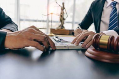 Rüşvet ve yolsuzluk kavramı, rüşvet işadamı erkek avukata para verirken mahkeme davasının kazanılmasına yardım etmek.