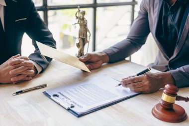 Rüşvet ve yolsuzluk kavramı, rüşvet işadamı erkek avukata para verirken mahkeme davasının kazanılmasına yardım etmek.