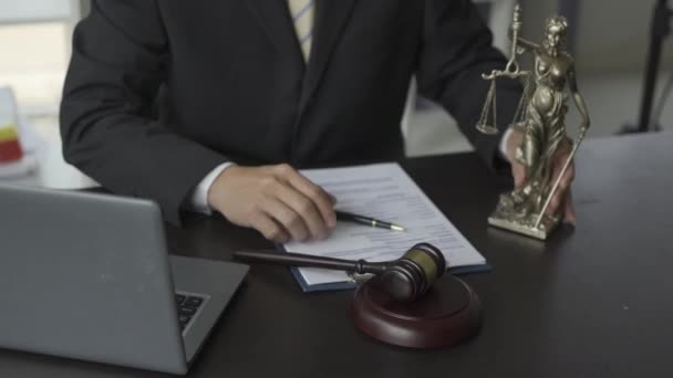 Ügyvéd Dolgozik Szerződéses Dokumentumok Laptop Kalapács Skála Igazságtalanság Online Jogi — Stock videók