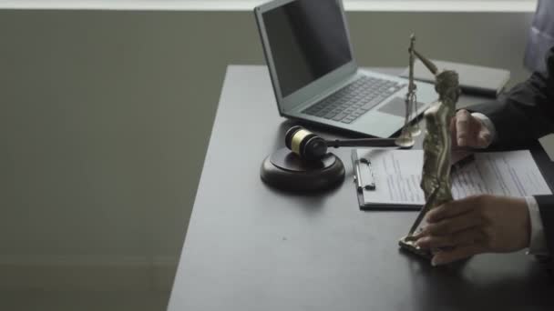 Pengacara Yang Bekerja Dengan Dokumen Kontrak Laptop Dan Palu Skala — Stok Video