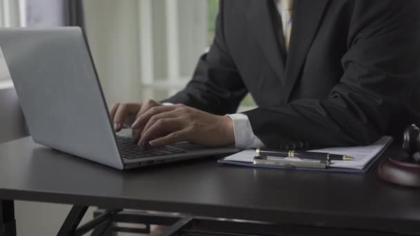 사무실에서 노트북 크기의 불공정 온라인 작업하는 변호사 — 비디오