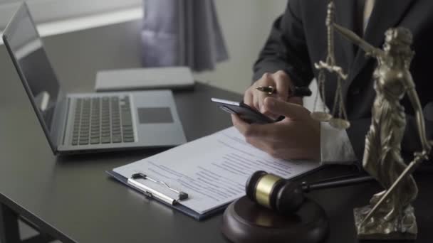 Prawnik Pracujący Dokumentami Kontraktowymi Laptopem Skalą Niesprawiedliwości Online Radca Prawny — Wideo stockowe