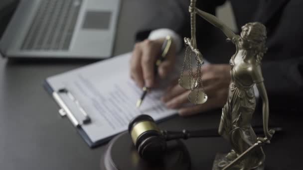 Юрист Работающий Контрактными Документами Ноутбуками Молотками Масштабов Несправедливости Онлайн Юрисконсульт — стоковое видео
