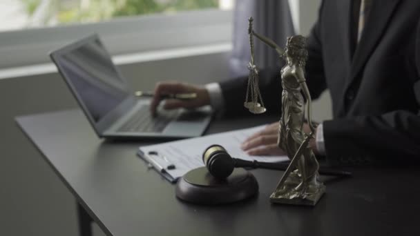 Юрист Работающий Контрактными Документами Ноутбуками Молотками Масштабов Несправедливости Онлайн Юрисконсульт — стоковое видео