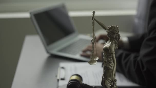 Anwalt Arbeitet Mit Vertragsunterlagen Laptop Und Hammerwaage Der Ungerechtigkeit Online — Stockvideo