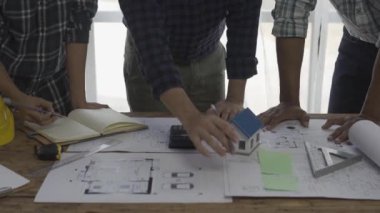 Danışmanlık mühendisleri ve çalışma planlarıyla toplantı mimarlar veya mühendisler ev tasarlar, çizimleri değiştirir, inşaat projeleri oluşturur ve müşterilerin ihtiyaçlarına eklenir.