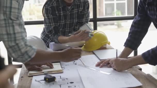 Danışmanlık Mühendisleri Çalışma Planlarıyla Toplantı Mimarlar Veya Mühendisler Tasarlar Çizimleri — Stok video
