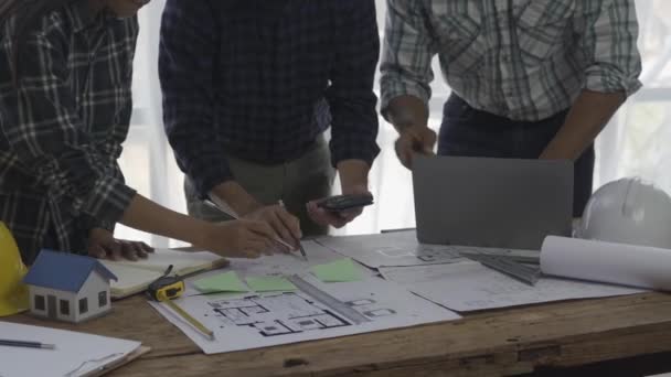 Встреча Инженерами Консультантами Рабочие Планы Архитекторы Инженеры Проектируют Дома Изменяют — стоковое видео