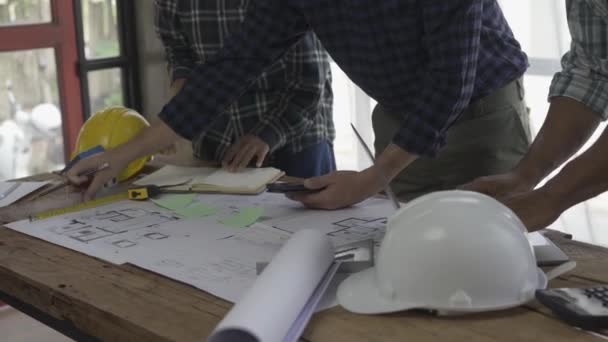 Reunião Com Engenheiros Consultoria Planos Trabalho Arquitetos Engenheiros Projetam Casas — Vídeo de Stock
