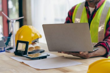 Güneş dizüstü bilgisayarı ve konsept ev dizaynı Güneş Yenilenebilir Enerji Planlama ve rüzgar türbini teknolojisi sektöründe çalışan mühendis başarılı bir iş çıkardı.