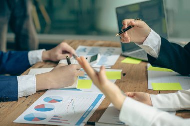 Mali Muhasebe Konsepti Meslektaşları ile mali planlama, strateji ve beyin fırtınası yaparken bilgisayar kullanarak veri analizi yapan iş ekibi