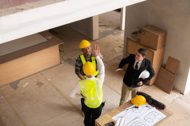 İnşaatta mühendislerle tokalaşan işadamı, inşaat alanı yenileme konsepti, proje için işyerini denetleyen mimar mühendisi