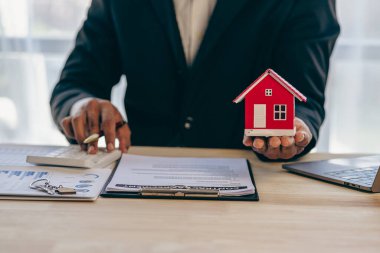 Ev ajanının yakın plan fotoğrafı projedeki evleri örneklerle görmek isteyen müşterilere projedeki konutların detaylarını tanıtır. Gayrimenkul ticareti fikirleri