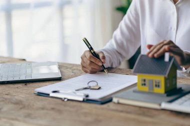 Ev ajanının yakın plan fotoğrafı projedeki evleri örneklerle görmek isteyen müşterilere projedeki konutların detaylarını tanıtır. Gayrimenkul ticareti fikirleri