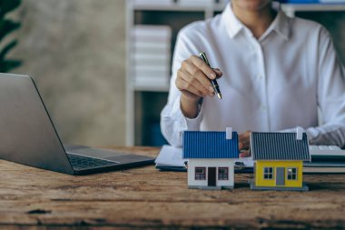 Ev ajanının yakın plan fotoğrafı projedeki evleri örneklerle görmek isteyen müşterilere projedeki konutların detaylarını tanıtır. Gayrimenkul ticareti fikirleri