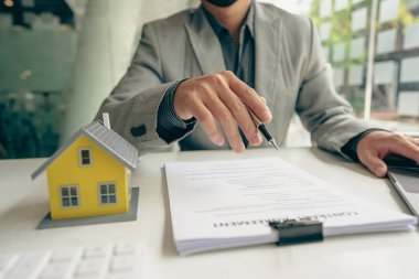 Ev ajanının yakın plan fotoğrafı projedeki evleri örneklerle görmek isteyen müşterilere projedeki konutların detaylarını tanıtır. Gayrimenkul ticareti fikirleri