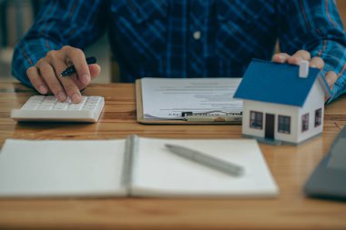 Ev ajanının yakın plan fotoğrafı projedeki evleri örneklerle görmek isteyen müşterilere projedeki konutların detaylarını tanıtır. Gayrimenkul ticareti fikirleri