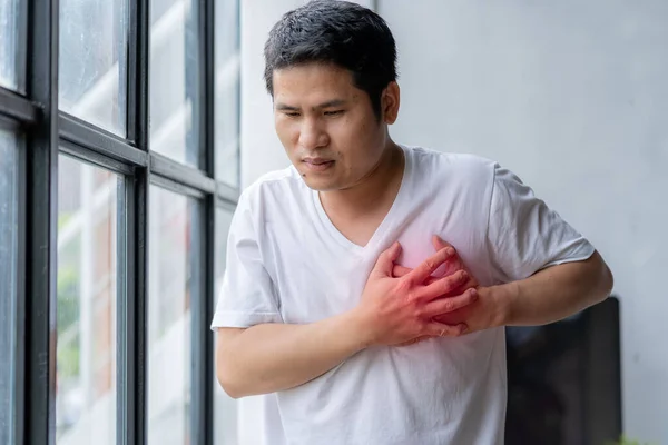 胸の痛み 心臓発作を起こしている若いアジア人男性 悲しみ健康の概念の心臓発作の問題に苦しんでいる男深刻な病気の兆候を警告します ヘルスケアとハートコンセプト — ストック写真