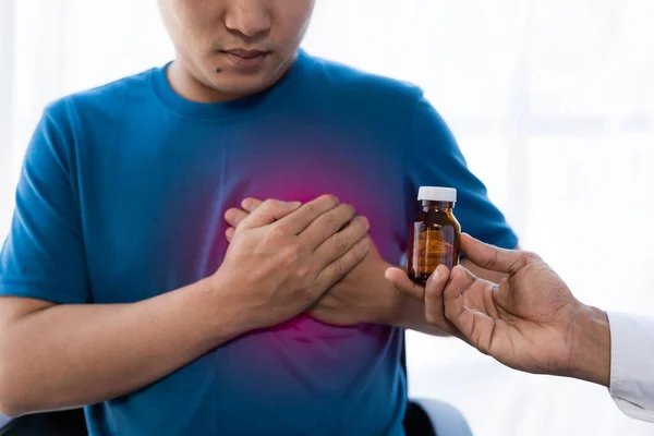 胸の痛み 心臓発作を起こしている若いアジア人男性 悲しみ健康の概念の心臓発作の問題に苦しんでいる男深刻な病気の兆候を警告します ヘルスケアとハートコンセプト — ストック写真