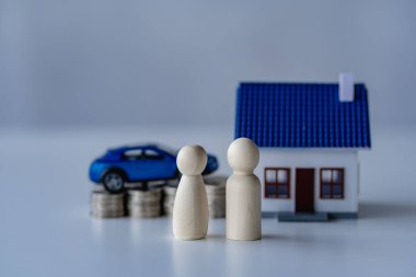 Tahta manken yığını, beyaz arka planda karavan, emlak sigortası konsepti.