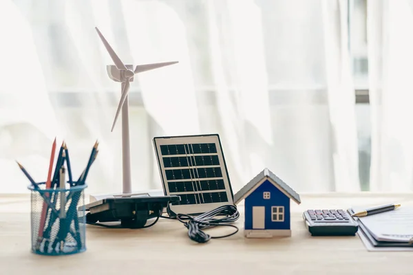 风力涡轮机和太阳能电池 房子在桌子上 可再生能源概念 — 图库照片