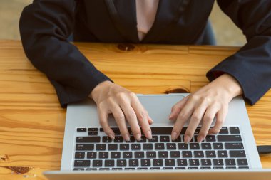 Bir kadının eli, ilgilendikleri bir şeyi aramak için dizüstü bilgisayar kullanır. Web sitenizden bilgi edinin. İnternet ağı çevrimiçi iş araması